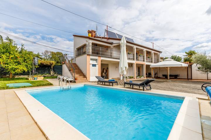 Ferienhaus für 8 Personen, mit Garten und Balkon in Kosinozici