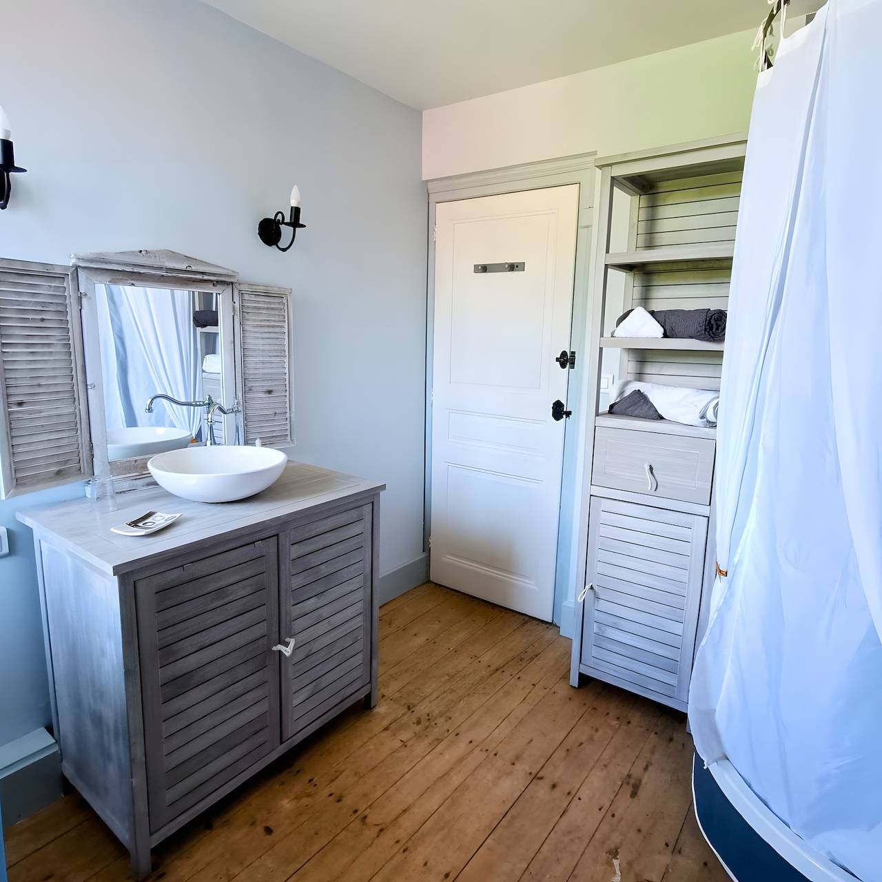 Baladous - Salat Guest Room with Shared Terrace, Wi-Fi and Air Conditioning in Montgaillard-de-Salies, Haute-Garonne