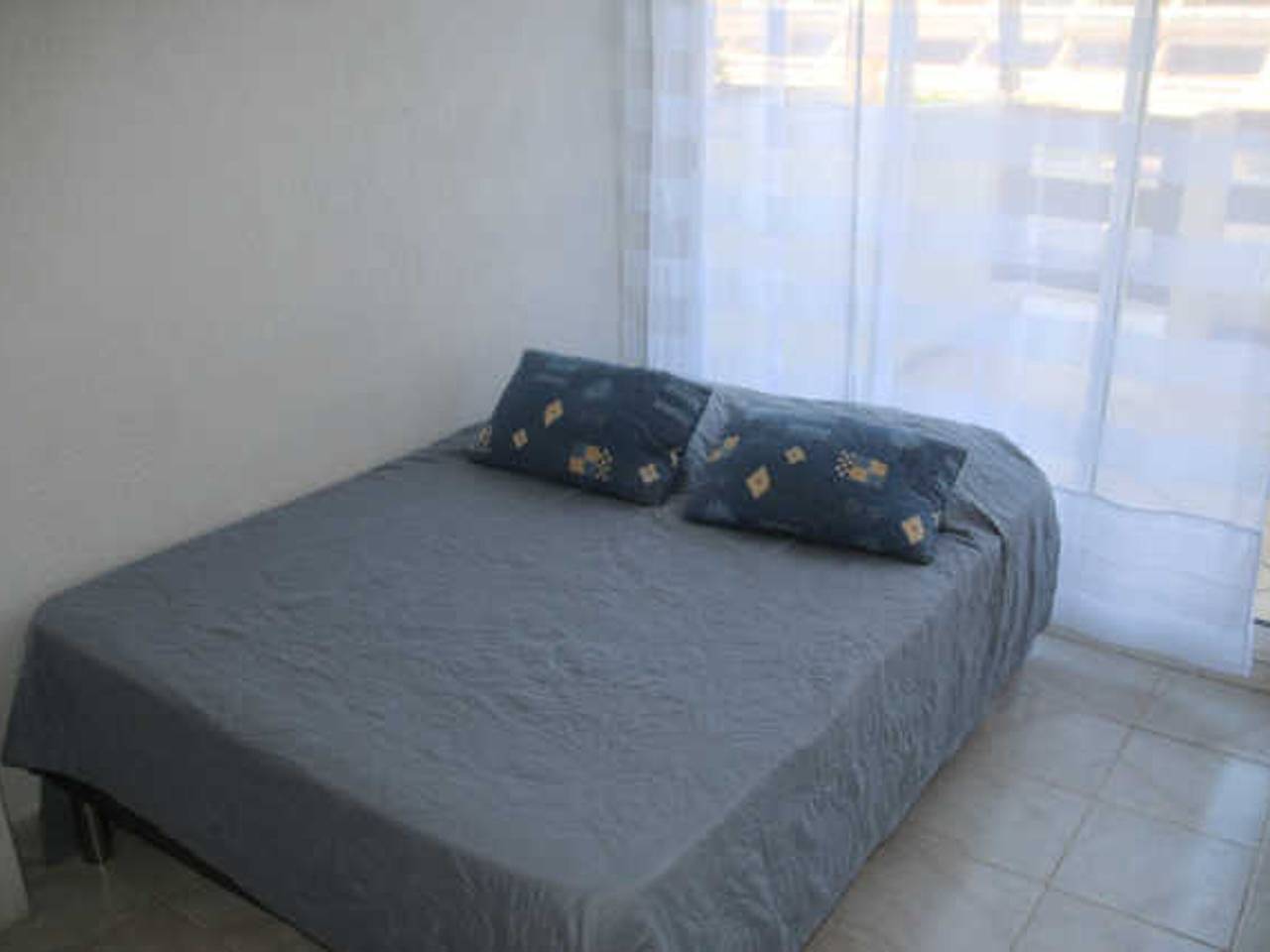 Entire studio, Cozy Air-Conditioned Studio with Terrace & Parking, Ideal for 2 in Vibrant Agde in Cap d'Agde, Agde