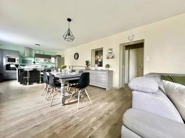 Gîte pour 6 personnes, avec vue et balcon, adapté aux familles dans Le Palais-sur-Vienne