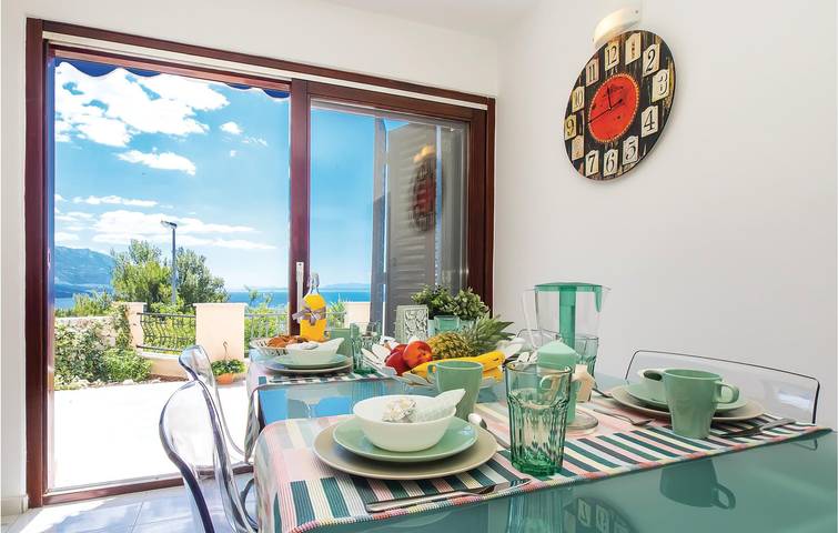 Geräumig, 1,5 km vom Strand entfernt: Modernes Apartment mit Terrasse und Parkplatz in Pisak, Omis-Riviera