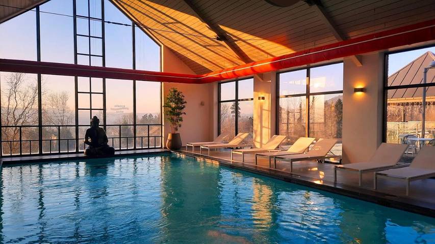 Vakantiepark voor 6 personen, with Terras and Whirlpool as well as Tuin and Zwembad in Provincie Luxemburg