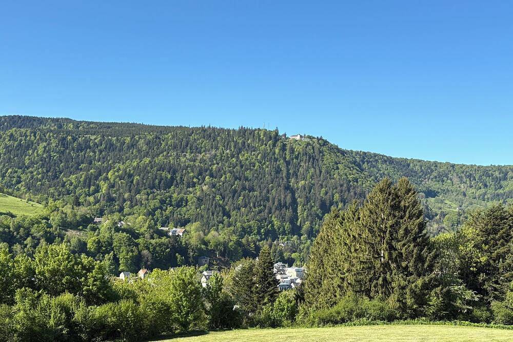 5-bedroom chalet 8km from the slopes in Murat-le-Quaire, Volcans d'Auvergne Regional Nature Park