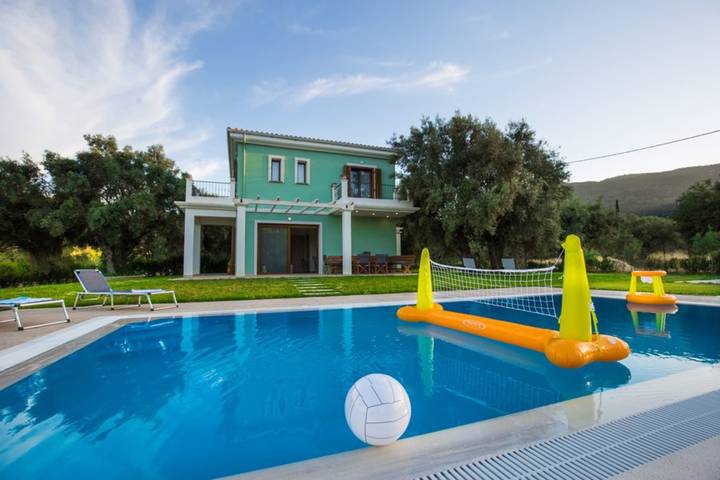 Διαμερίσματα διακοπών για 8 άτομα, με Μπαλκόνι και Κήπο καθώς και Πισίνα στους Καρυώτες
