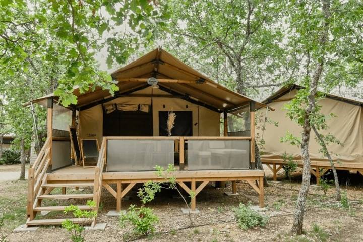 Tente pour 5 personnes, avec bassin pour enfant en Provence-Alpes-Côte d'Azur - 3