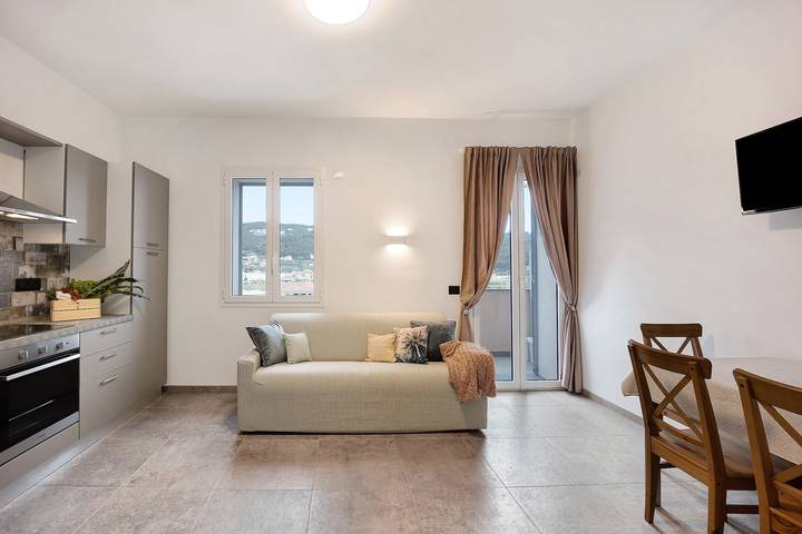 Appartamento intero, Appartamento di vacanza "Antichi Ricordi - Il Nido" con 2 balconi, piscina condivisa e Wi-Fi in Andora, Riviera di Ponente