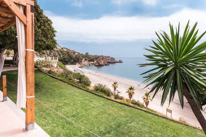 Casa de vacaciones 'Casa Cuartel El Delfín' con vistas al mar, terraza privada y Wi-Fi in Acantilados de Maro, Nerja