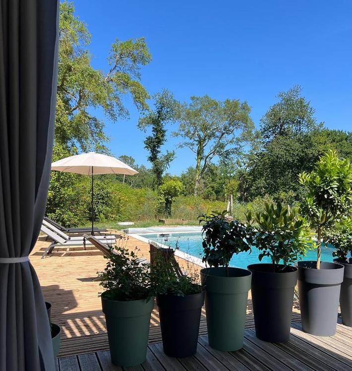 Chambre d’hôte pour 3 personnes, avec Balcon et Terrasse ainsi que Jardin et Piscine