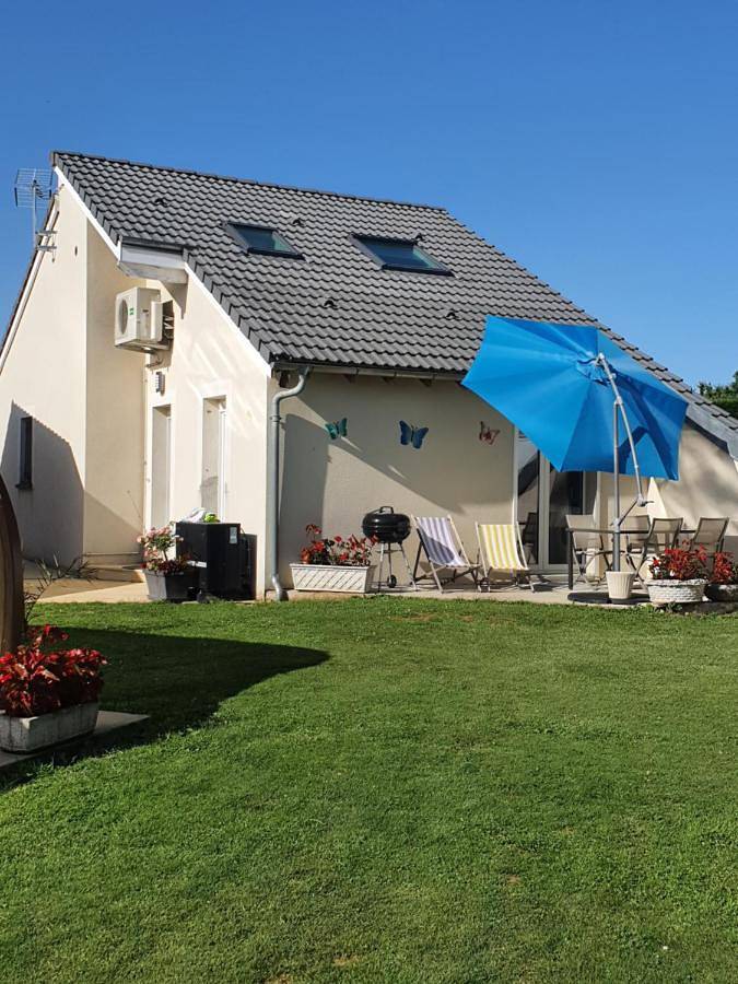 Location de vacances pour 6 personnes, avec vue et jardin ainsi que piscine et bassin pour enfant à Nébouzat - 3