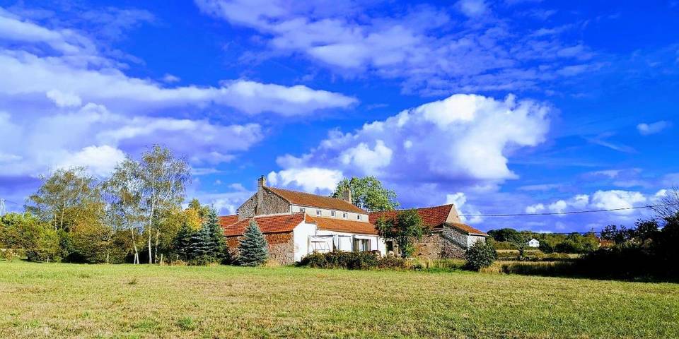 Location de vacances pour 8 personnes, avec vue ainsi que piscine et terrasse dans Saint-Germain-de-Modéon