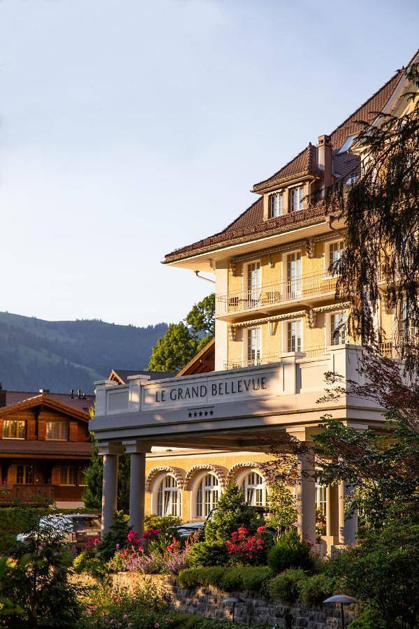 Hôtel pour 4 personnes, avec Jacuzzi et Terrasse ainsi que Jardin et Piscine dans Gstaad