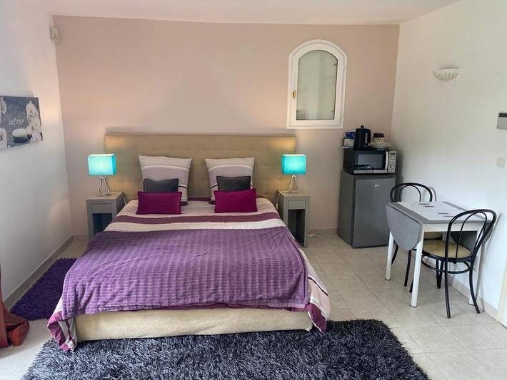 Chambre d’hôte pour 3 personnes, avec Jacuzzi et Terrasse ainsi que Jardin et Vue