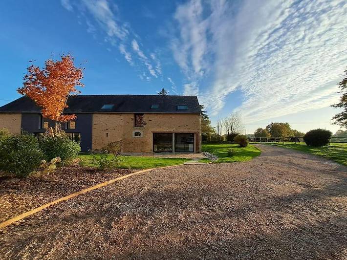 Location de vacances pour 8 personnes, avec jardin ainsi que piscine et jacuzzi à Rouez - 4