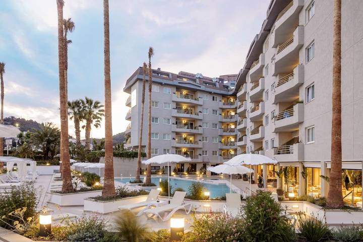 Hôtel pour 3 personnes, avec jardin et bassin pour enfant ainsi que vue et piscine