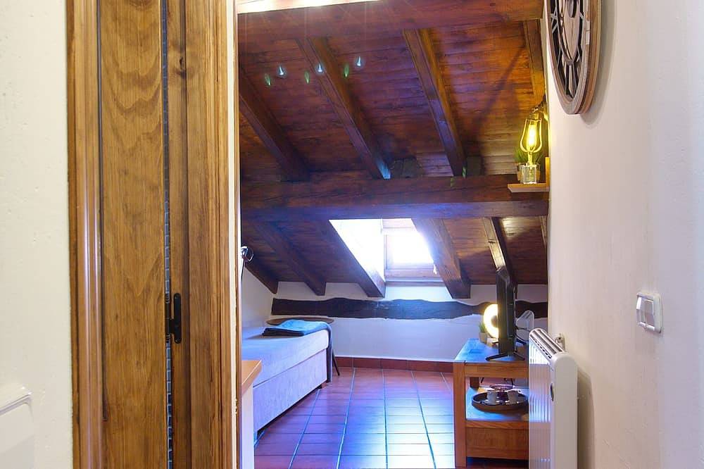 Entire apartment, Attic with sloping ceilings, with charm, fully equipped, in the heart of the old town in Cuenca, Cuenca Province