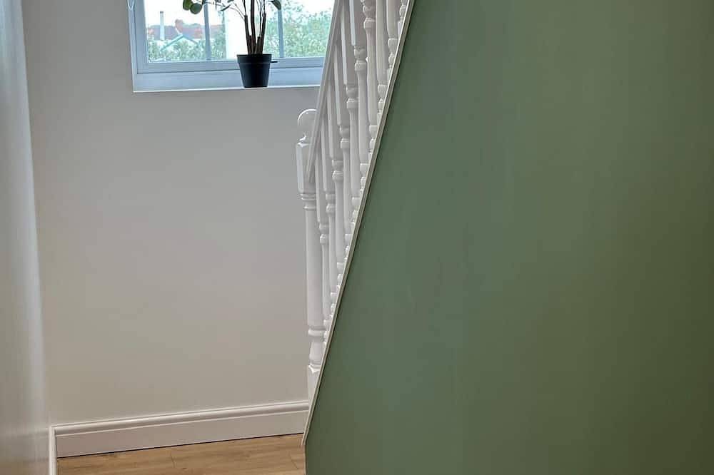 Entire apartment, Modern 3 bedroom apartment | 5 mins to M6 junction 10, Walsall manor hospital in Walsall, Birmingham Area