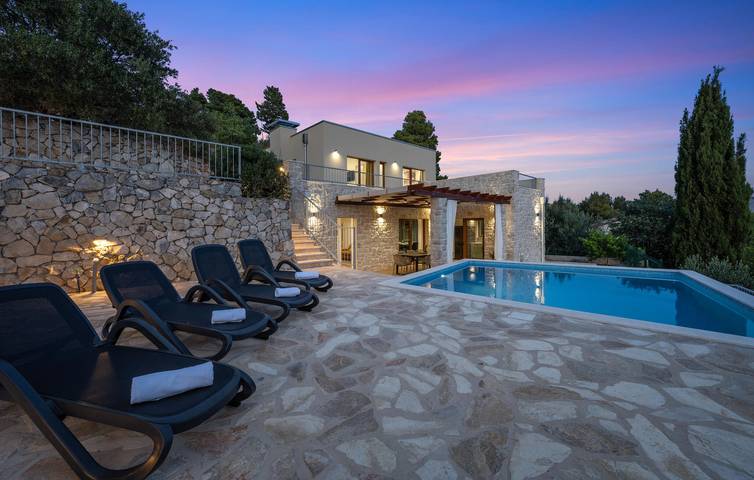 Location de vacances pour 8 personnes, avec piscine et terrasse à Zaboric