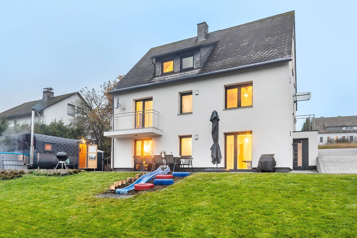 Ferienhaus 'Waldzauber-Winterberg' mit Bergblick, privater Terrasse und Wi-Fi in Langewiese, Winterberg