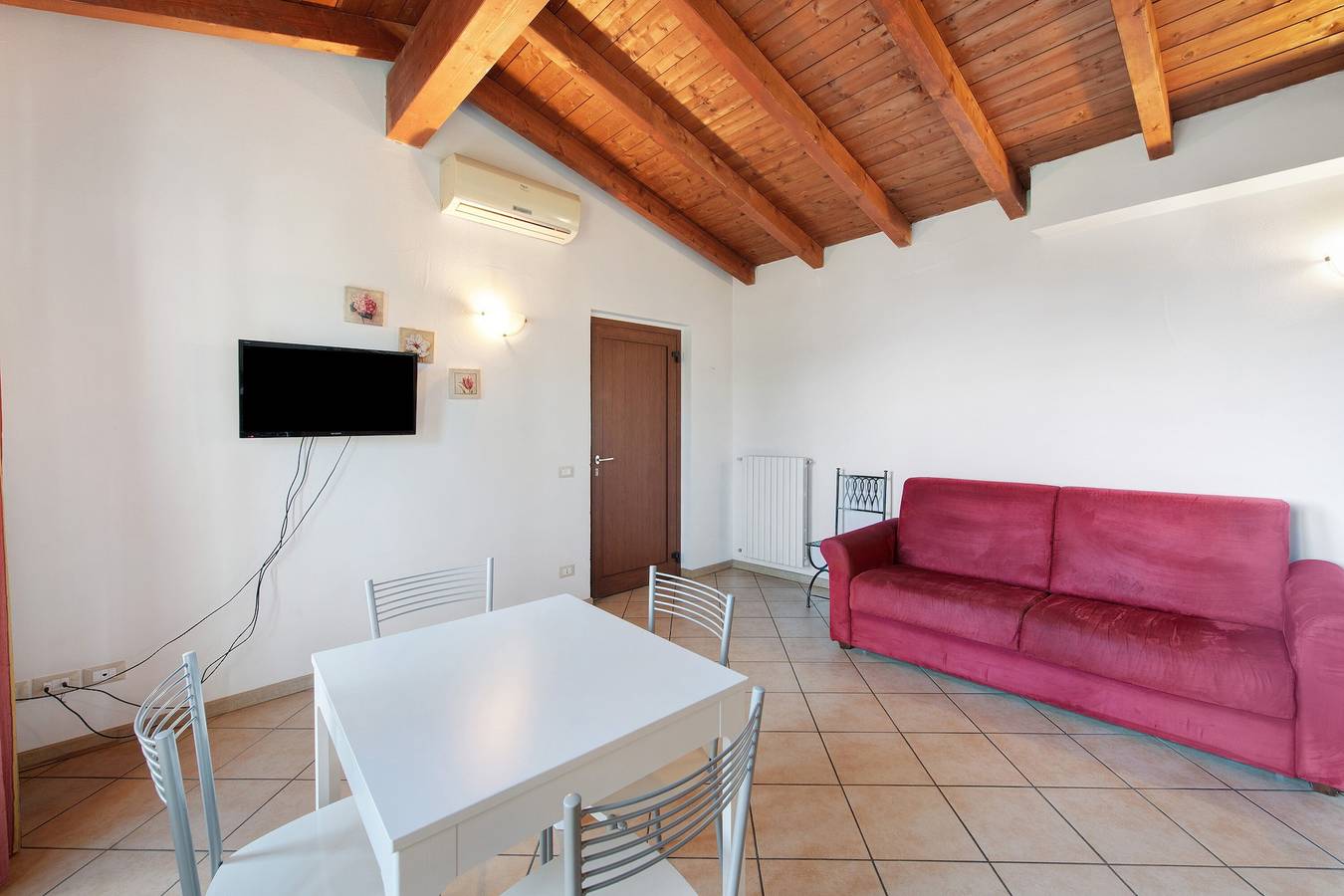 Appartamento intero, Appartamento Borgo con vista montagna, Wi-Fi e aria condizionata in San Felice del Benaco, Prealpi Gardesane