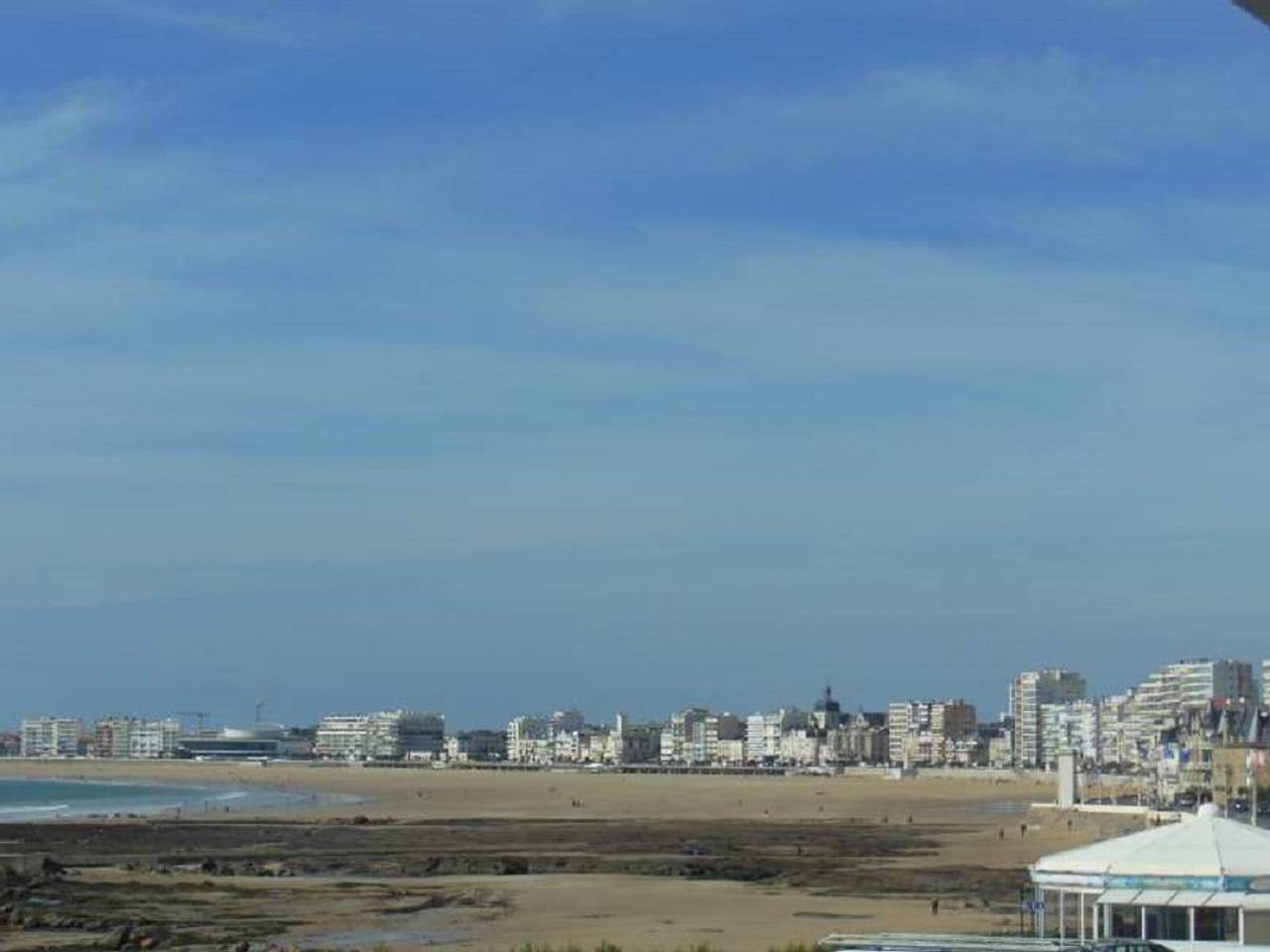 Entire apartment, Seafront Apartment in Les Sables-d'Olonne – Renovated, 4 Guests, Balcony, Near Beach & Thalassotherapy in Vendée