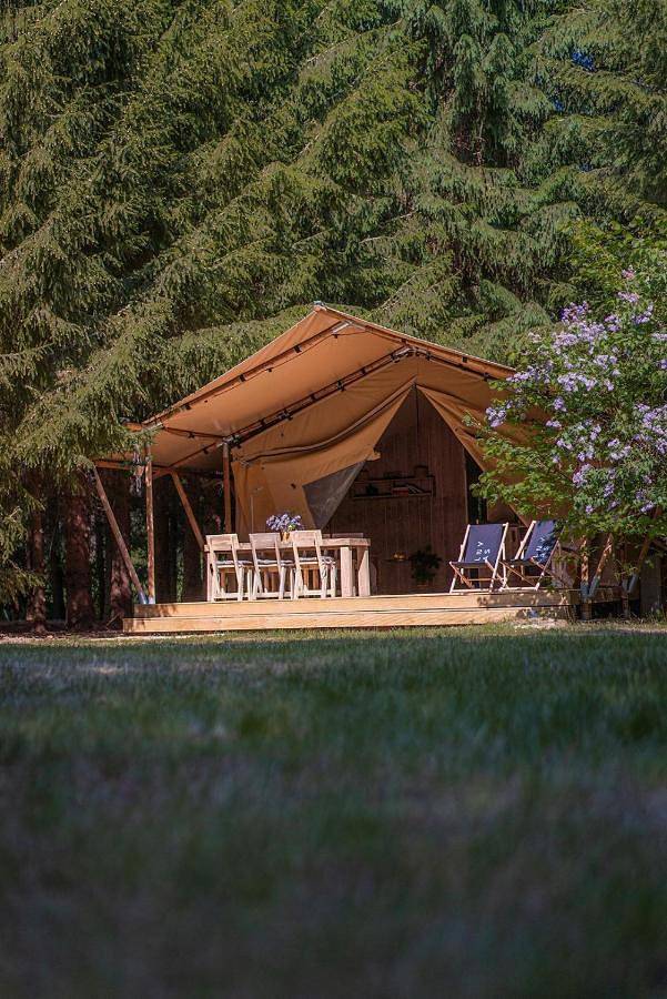 Camping für 6 Personen, mit Terrasse und Whirlpool sowie Ausblick in den Masuren