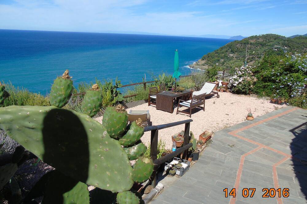Apartamento entero, Cà Gialla en Bonassola tu terraza con vistas al mar y las estrellas in Bonassola, Riviera di Levante