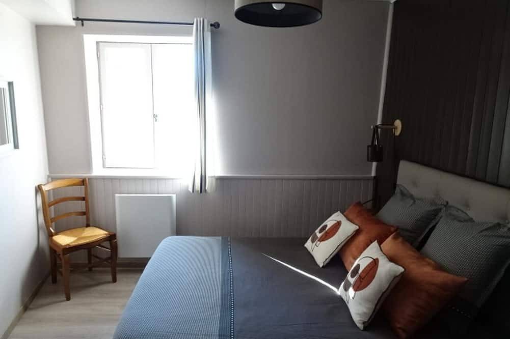A cozy cocoon for a sunny stay with seasonal pool access in Forcalquier region