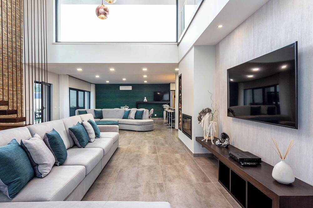 Luxury 5-Bedroom Villa in Alvor with Pool in Montes de Alvor, Alvor
