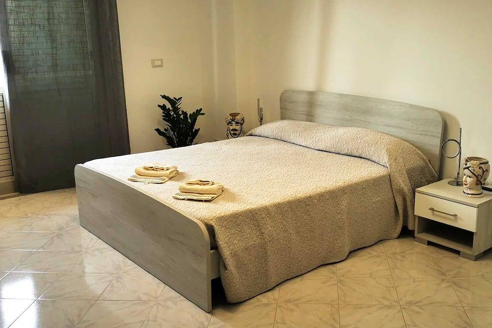 The Villa Trinacria, villa within walking distance of the sea with all services close by. in Chianchitta-Pallio, Giardini-Naxos