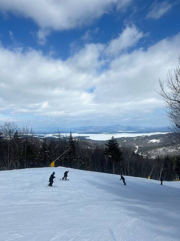 Glass House Getaway- 3 Minutes to Gunstock & Pet Friendly! in Gilford, Lake Winnipesaukee