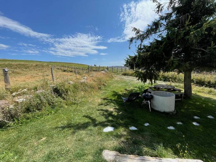 Location de vacances pour 3 personnes, avec Terrasse ainsi que Jardin et Vue à Nasbinals - 3