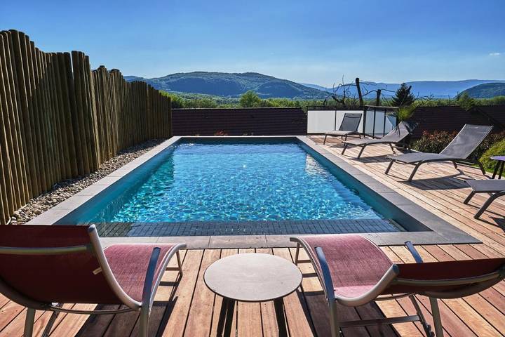 Gîte pour 2 personnes, avec jardin ainsi que vue et piscine à Chindrieux - 2