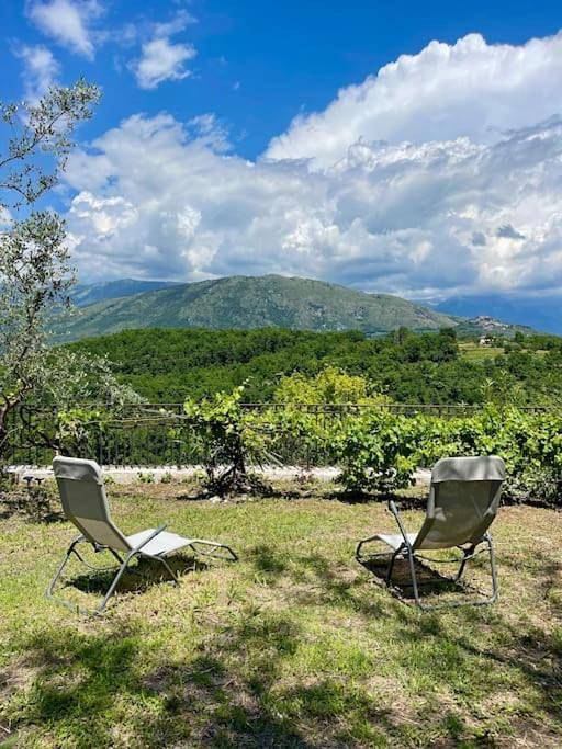 Location de vacances pour 4 personnes, avec vue et jardin à Fontechiari