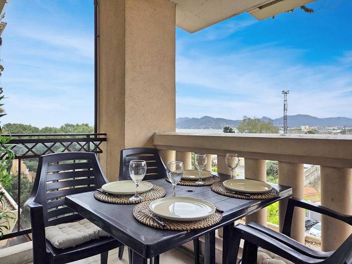 Gîte pour 4 personnes, avec terrasse et piscine dans Office De Tourisme Cannes La Bocca - 2