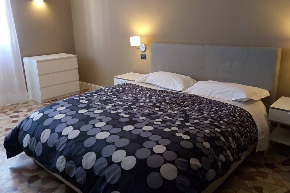 Ganze Wohnung, Spacious two-bedroom apartment. 750 meters from Linate Airport. in Segrate, Mailand Provinz