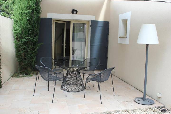 Gîte pour 4 personnes, avec jardin ainsi que piscine et jacuzzi à Rognonas - 3