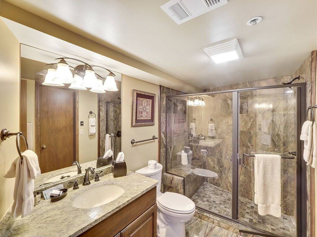 Ganze Wohnung, Ewi354|Top-Floor 2Br Condo| Pool, Hot Tub, Sauna | Sleeps 6 in Charlevoix, Charlevoix County