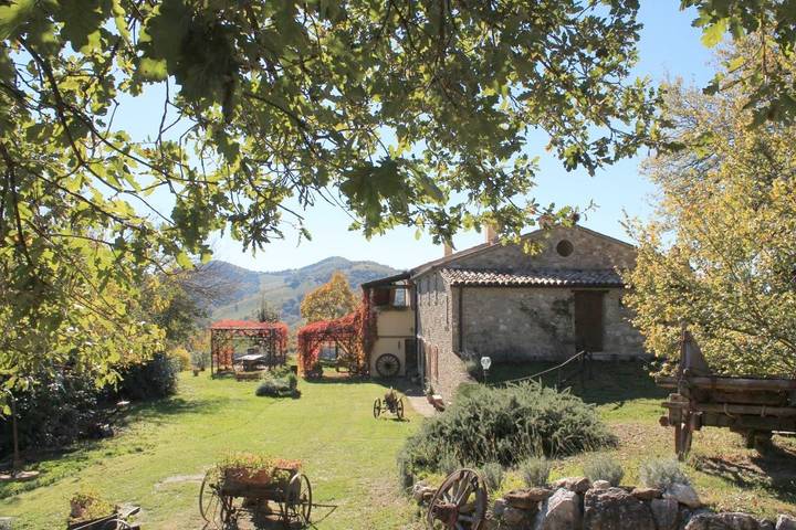 Rustico per 4 persone, con piscina e panorama nonché giardino nelle Marche