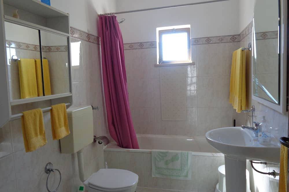 Geheel appartement, Ruim appartement in villa, met zeezicht op 100 mt. van het strand van Benagil in Benagil, Faro District
