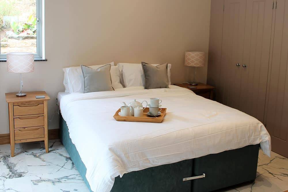 Newly converted pigsty with amazing views. One small dog welcome. in Stroud, Gloucestershire