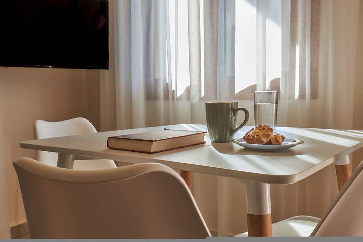 Geheel appartement, Charming retro studio with shared pool and view – Ru in Lygaria, Achlada