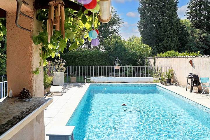 Gîte pour 4 personnes, avec piscine et terrasse à Le Pontet