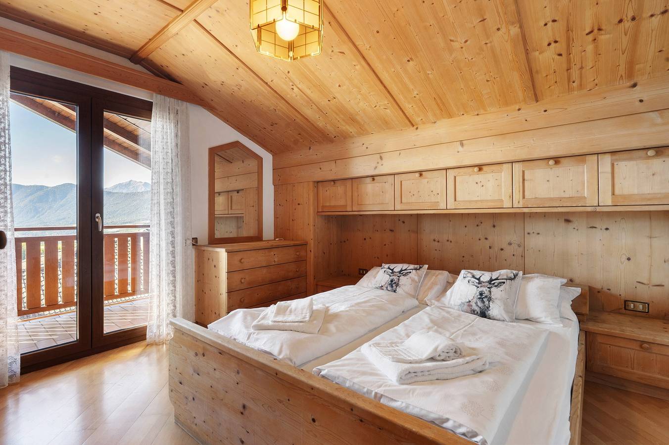 Appartamento intero, Appartamento 'Holzsuite' con Vista Montagna, Balcone e Wi-Fi in Fondo, Borgo d'Anaunia