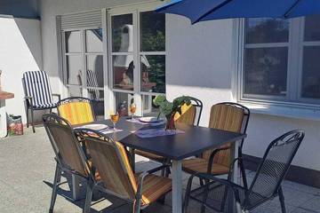 Ferienhaus für 8 Personen, mit Terrasse und Whirlpool sowie Garten, mit Haustier in Garz/Rügen