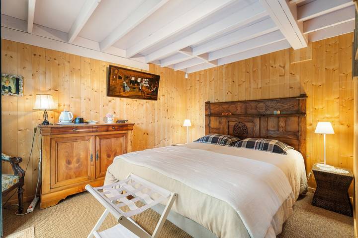 Maison d'hôtes 'La Cabane dans les charmes' avec terrasse privée, jardin commun et Wi-Fi in Pleudihen-sur-Rance, Région de Dinan