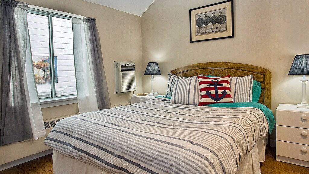 Ganze Wohnung, Das Bootshaus Ii: Gemütliche Wohnung. Amazing View of Lake Charlevoix. Stadt / Strand / Pool in Charlevoix, Charlevoix County