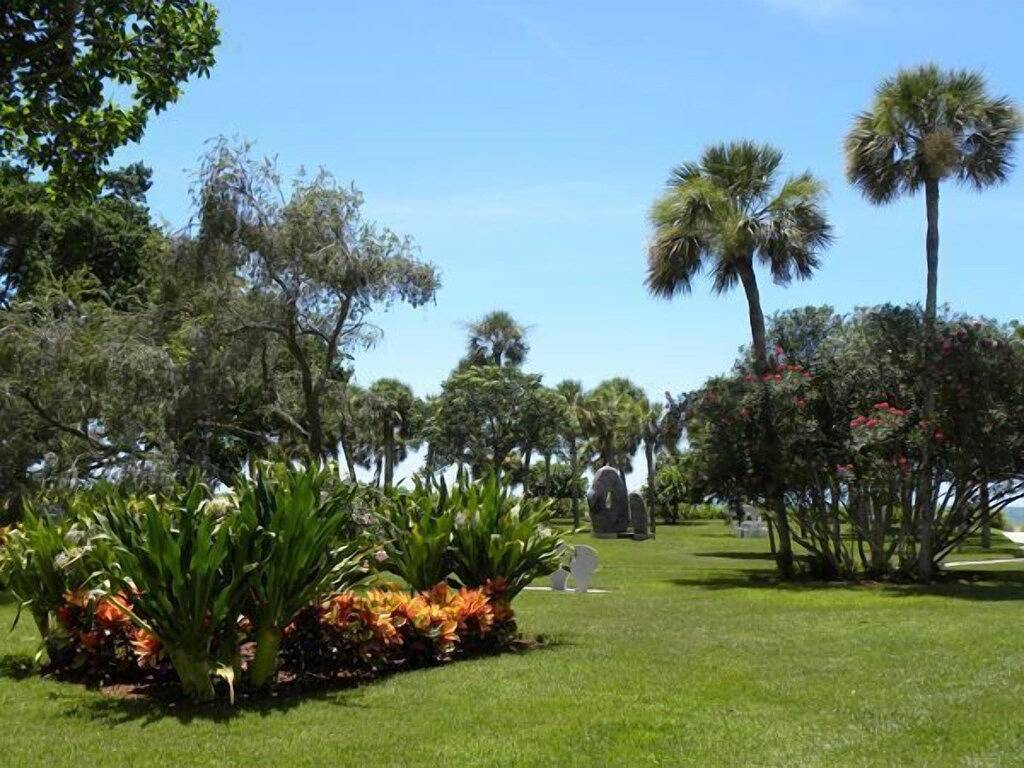 Moderne, luxuriöse Villa in Park Shore mit privatem Zugang zum Strand und privatem Pool in Moorings, Naples (Florida)
