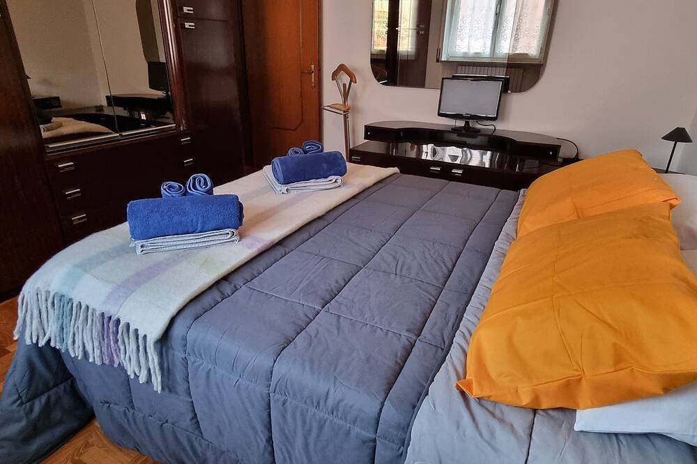Ganze Wohnung, Colomba House Tirano spacious cozy with 3 rooms, 5 minutes from stations in Tirano (stadt), Tirano