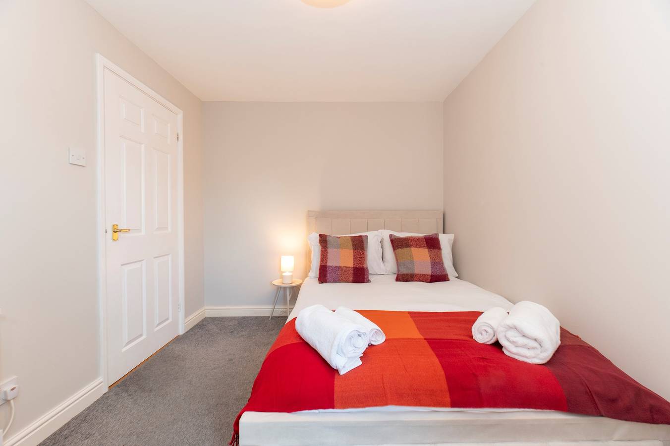 Entire apartment, Modern 2-Bed Apartment Near Kingston - Pass the Keys in Kingston upon Thames, London