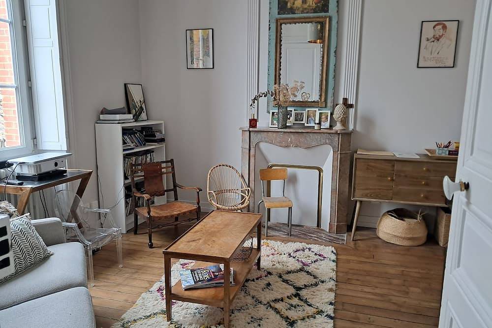 A 1h15 de Paris, Grande Maison de Ville, Piscine Chauffée, Proximité Halage in Laval, Mayenne